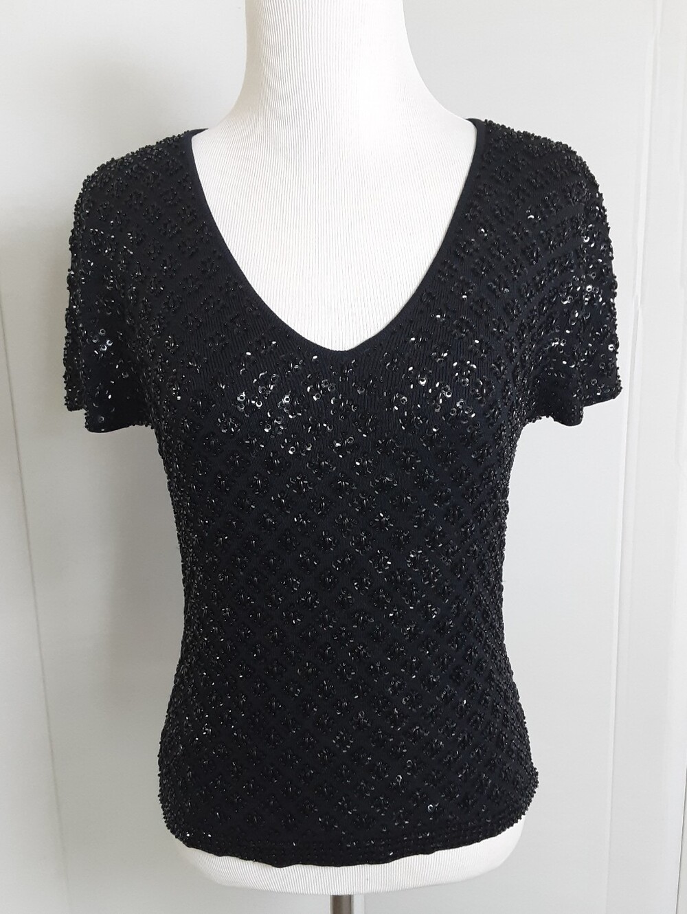 Party Time ANN TAYLOR Black Silk Sequin V-Neck Tee-Shirt Sz M